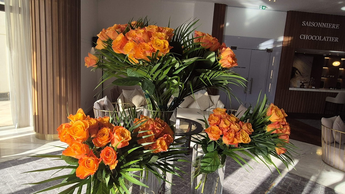 Цветочная композиция из живых роз в холле нашего отеля в Абу-Даби
