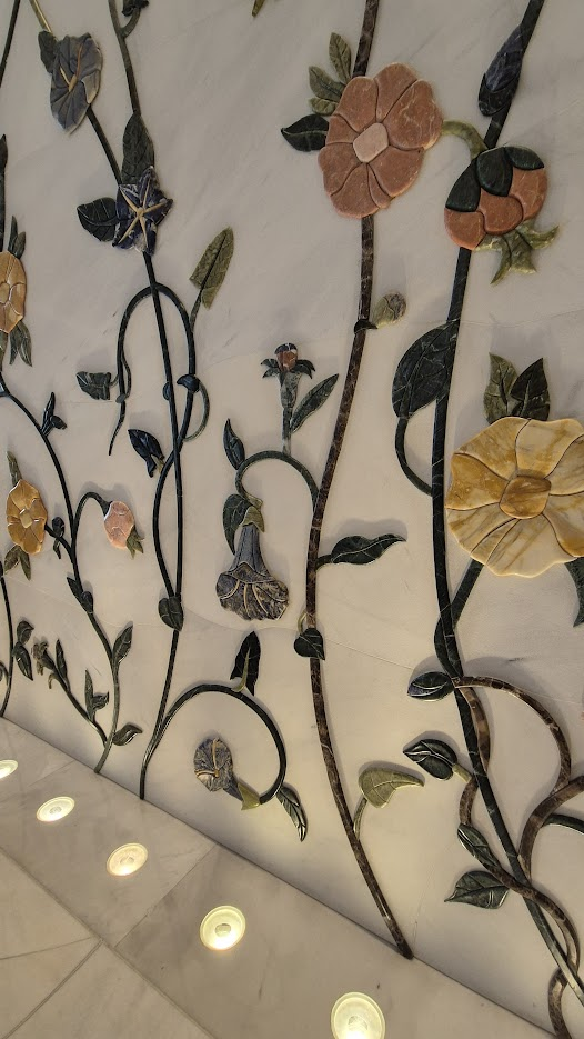 Цветы из камня в Гранд мечети в Абу-Даби