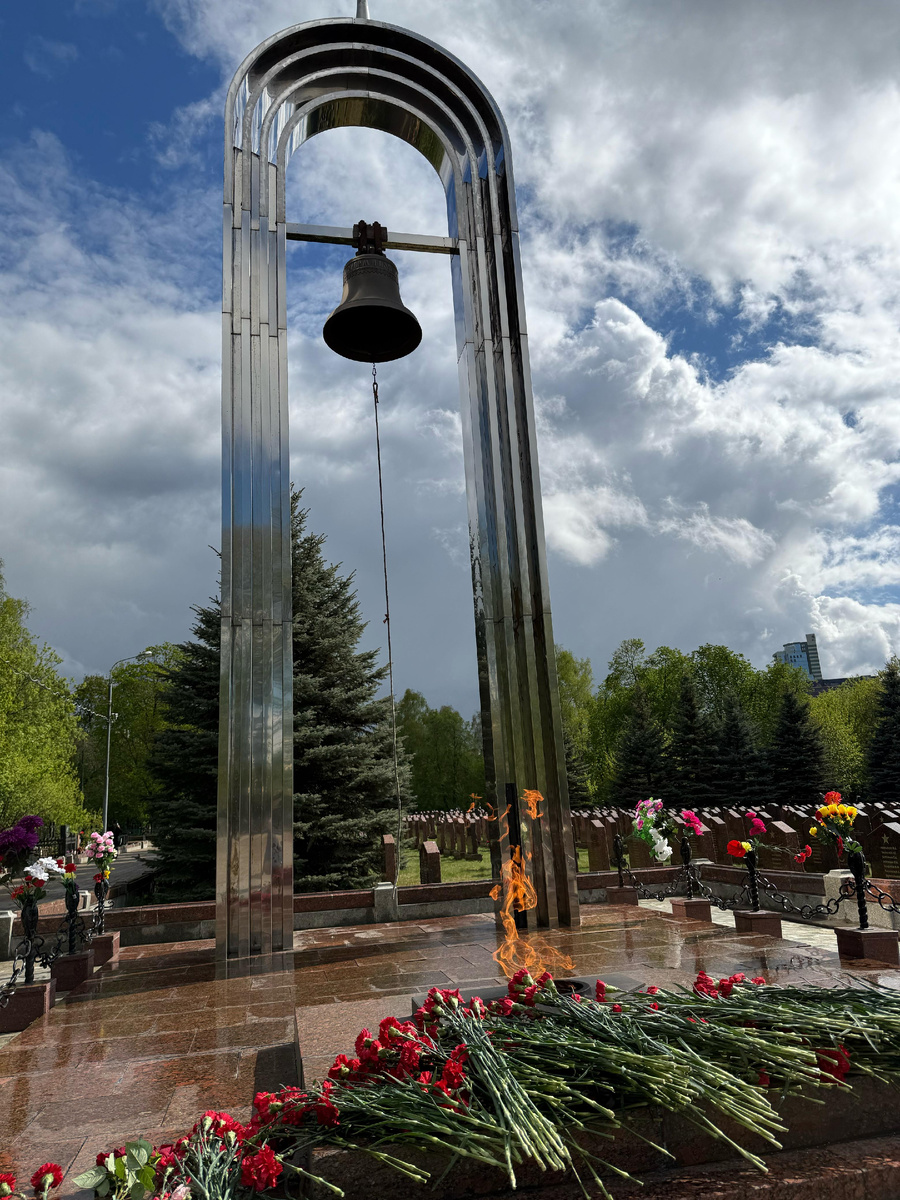 Фото автора из семейного альбома. Преображенское клад.бище. Москвв, май 2025г.