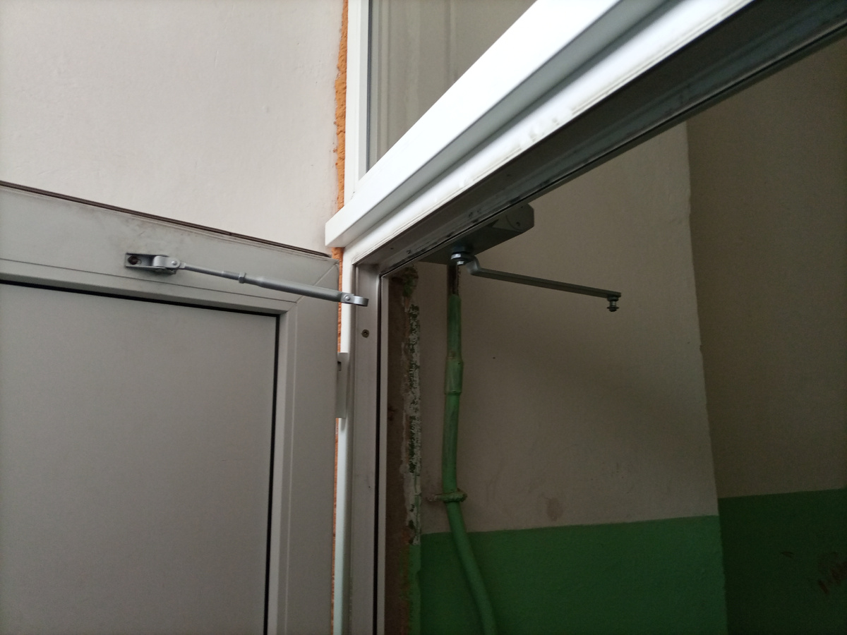 Доводчик разъедили