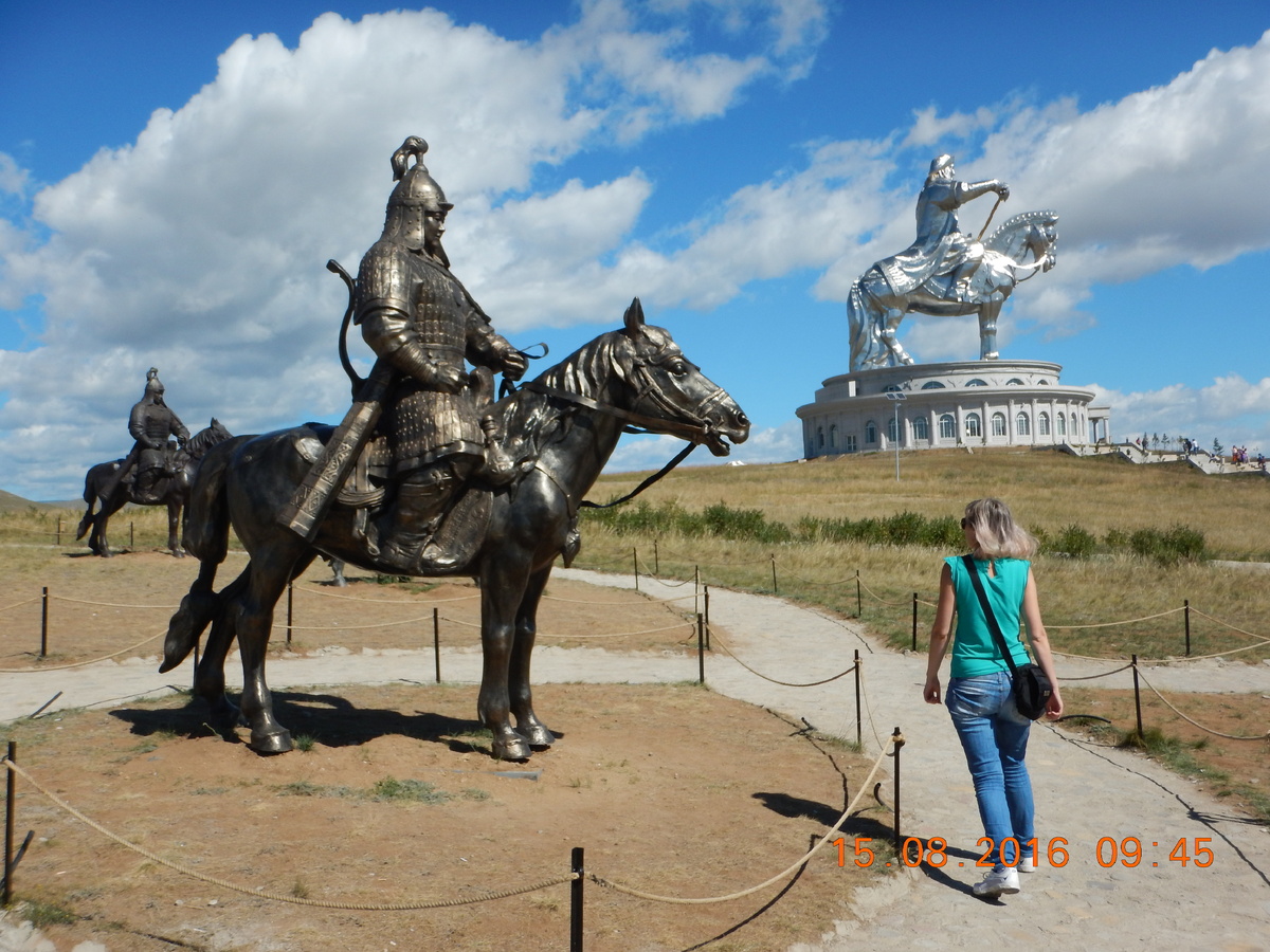 Конная статуя Чингисхана, самая большая конная статуя в мире (вдали) а на переднем плане это воин из войска Чингисхана и если у вас есть несколько лишних тысяч долларей то и ваша конная статуя может занять место в войске...