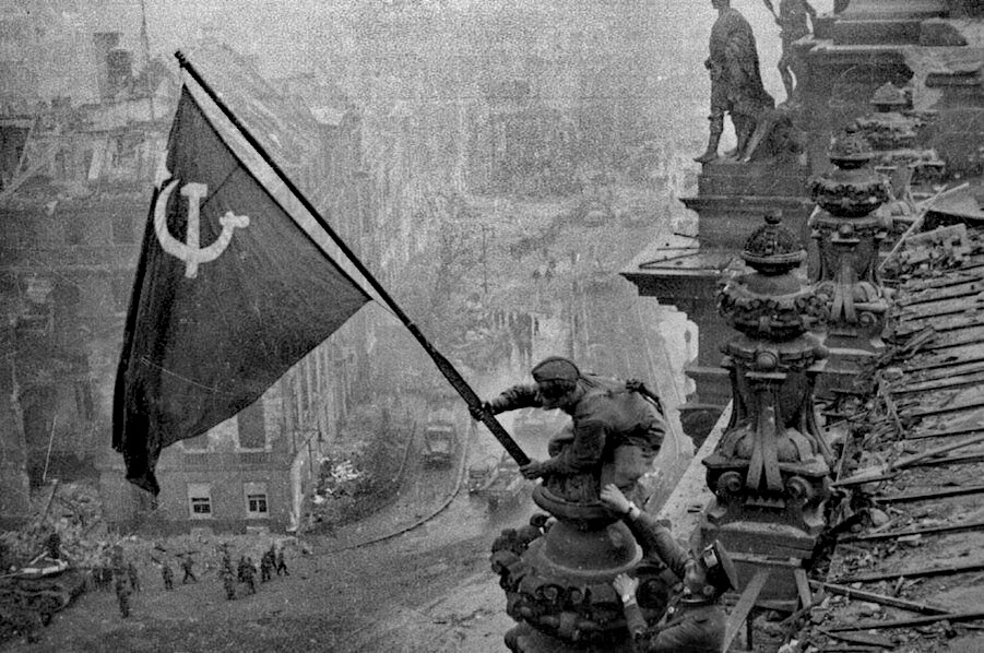 Фото: ru.wikipedia.org / Авторство: Халдей, Евгений Ананьевич. mil.ru, Общественное достояние