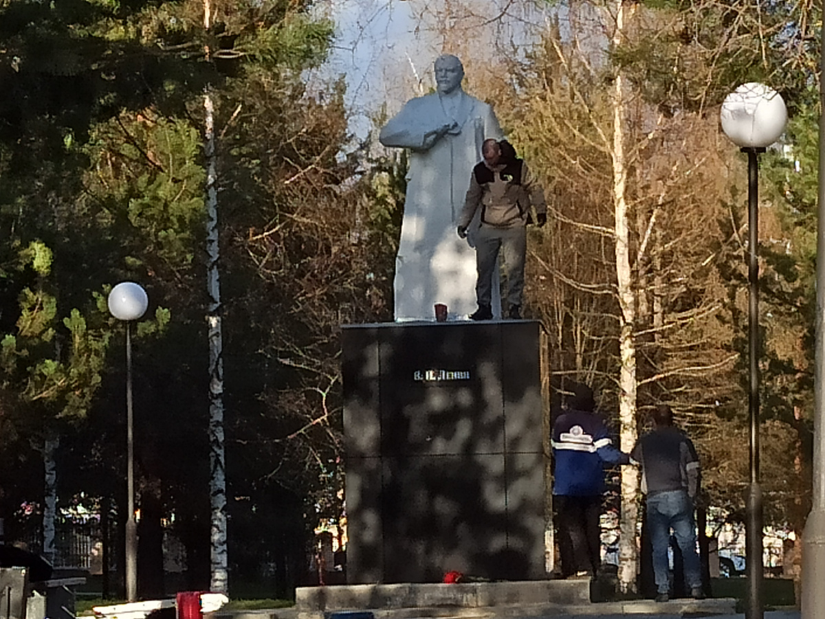 Последний штрих: протирание памятника после ремонта.