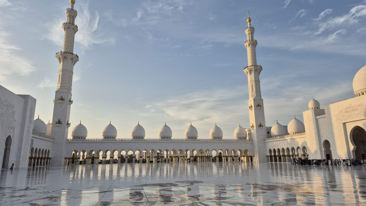 Мечеть шейха аль Заида, крупнейшая в стране, это вид на внутренний двор