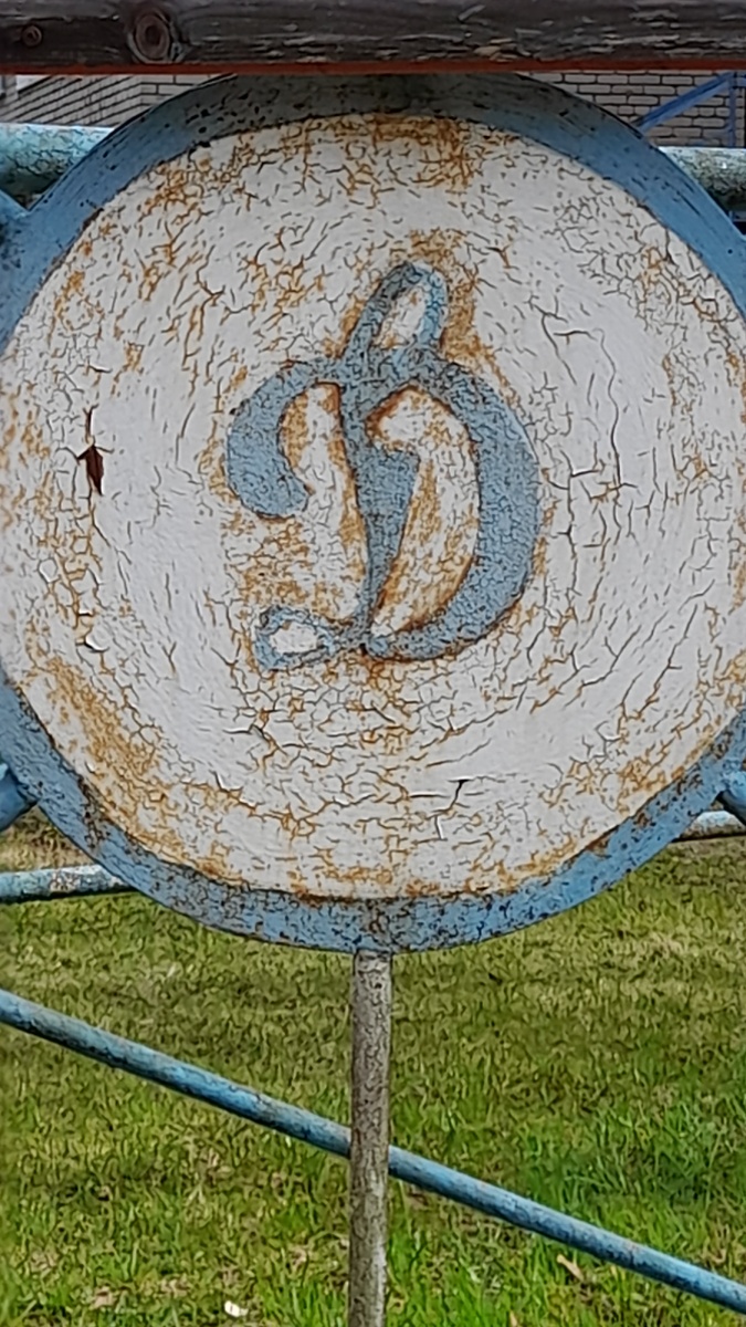 Эмблема общества, требующая покраски