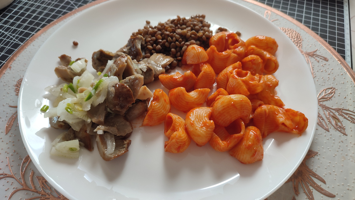 Обед: паста в томатном соусе, чечевица, грузди с луком