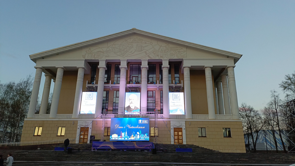 Основная площадка праздника - дворец культуры "Юбилейный" (моя фотография)