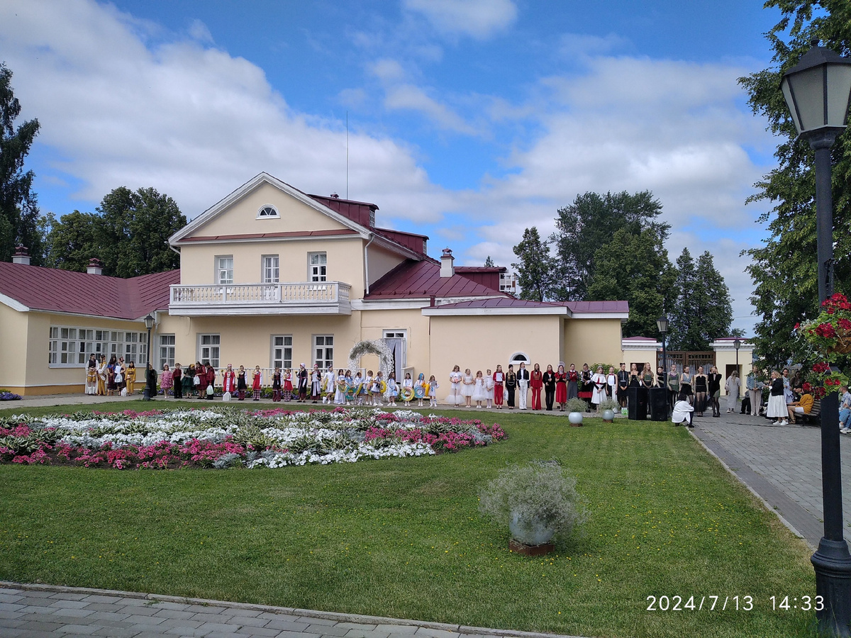 моя летняя праздничная фотография музея-усадьбы, выступает коллектив дочки