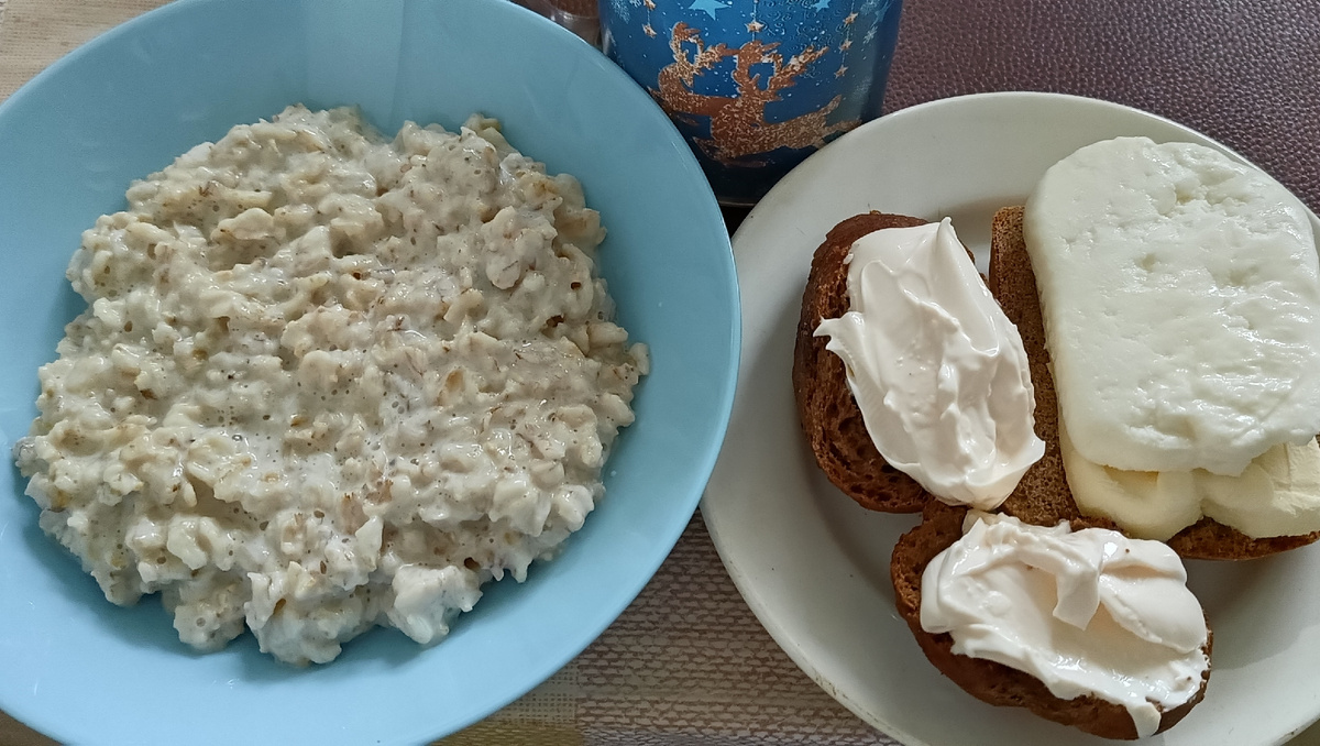 Два бутерброда с плавленым сыром, один со сливочным маслом и адыгейским сыром. 