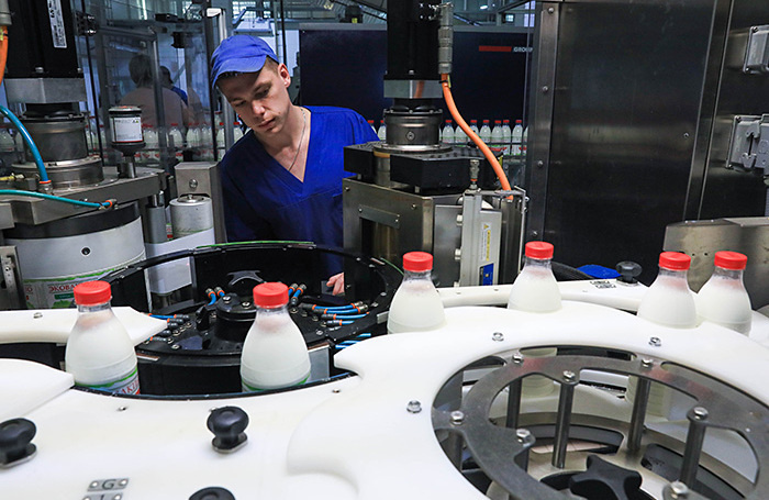    Линия молочной продукции агрокомплекса «Вакинское агро» в Рязанской области.Александр Рюмин/ТАСС