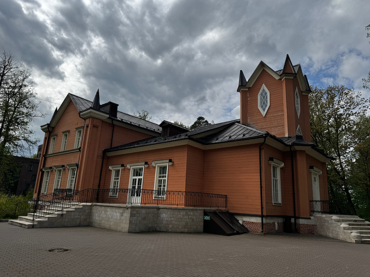 Главный дом усадьбы, несколько раз перестроен, сейчас отреставрирован для проведения мероприятий. Счиатется полностью сохранившимся домой, что редко для домов того времени. Фото автора.