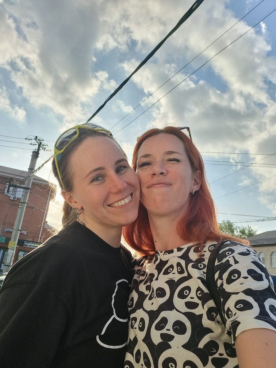 Мы с подругой)))) нас часто спрашивают, не сестры ли мы))