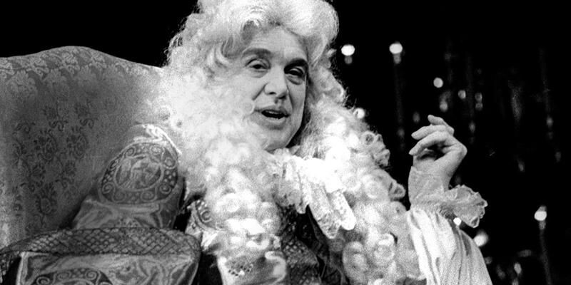 Сцена из спектакля «Кабала святош» (по пьесе М. Булгакова). В роли Людовика Великого – И. Смоктуновский. 1988 год. Фотографии предоставлены Музеем МХАТ