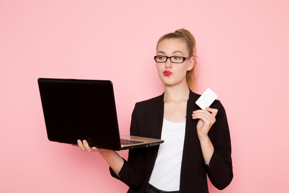 https://ru.freepik.com/free-photo/front-view-female-office-worker-black-strict-jacket-holding-card-using-laptop-pink-wall_11981124.htm#fromView=search&page=1&position=5&uuid=8b120b22-2551-49d1-9aa2-25663f9b277e&query=продажи+маркетинг+интернет+ноутбук