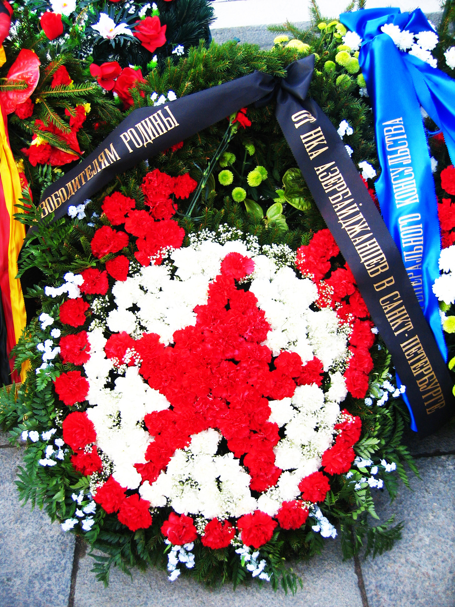 Фото из личного архива: венок от НКА азербайджанцев в Санкт-Петербурге, Пискаревское мемориальное кладбище, 2005 год.