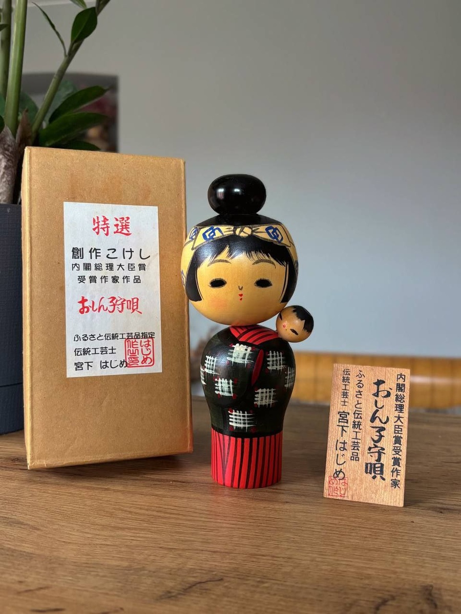 Кокэси — деревянная кукла родом из северной Японии. Имеет цилиндрическое туловище и круглую голову, без конечностей. Расписывалась вручную.