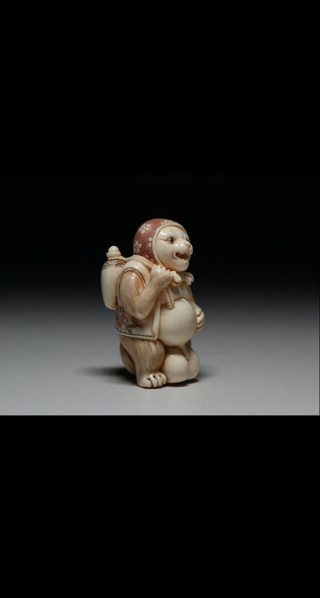 Нэцкэ — миниатюрная резная скульптура, служившая своеобразной пуговицей-застёжкой: с её помощью к поясу крепили инро или кисет. Часто изображала животных, людей, мифологических существ. Ценилась не только как утилитарная вещь, но и как предмет искусства.