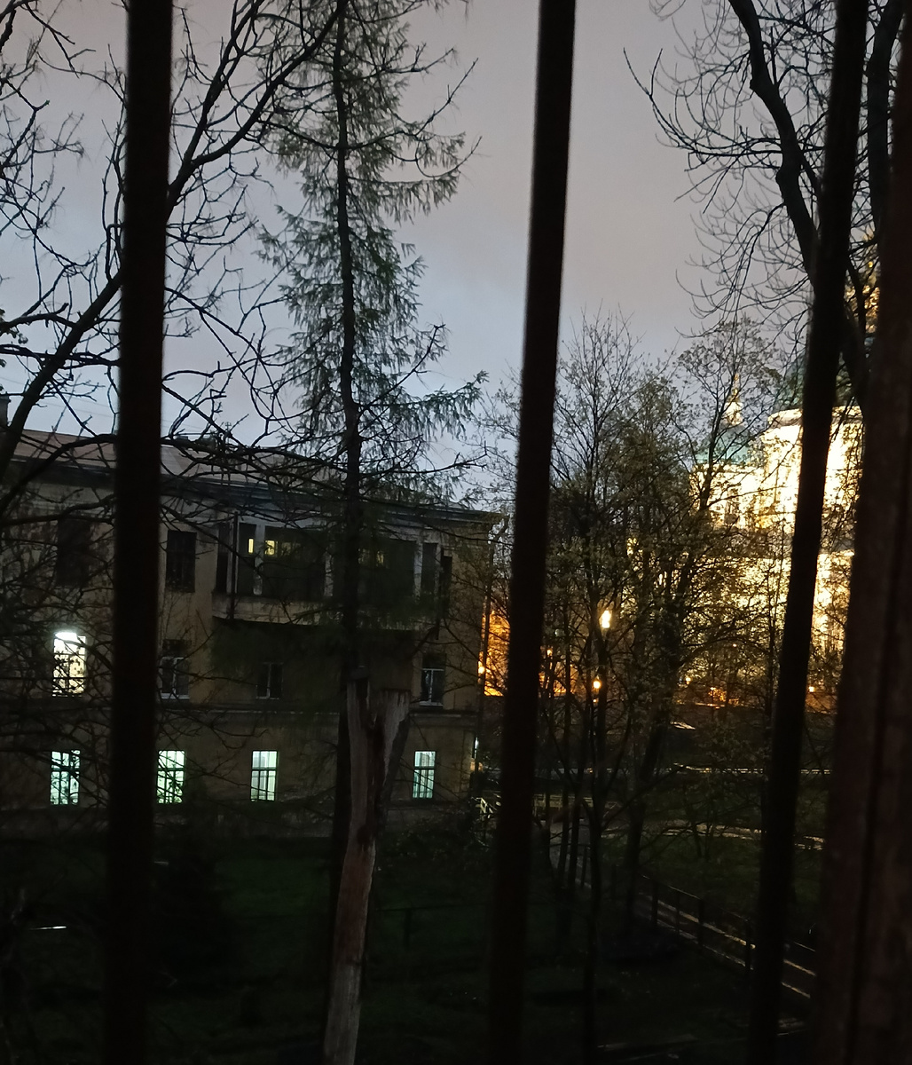 "Холодный вечер осенней сказки. И лунной ночью моросящий звонкий дождь... "