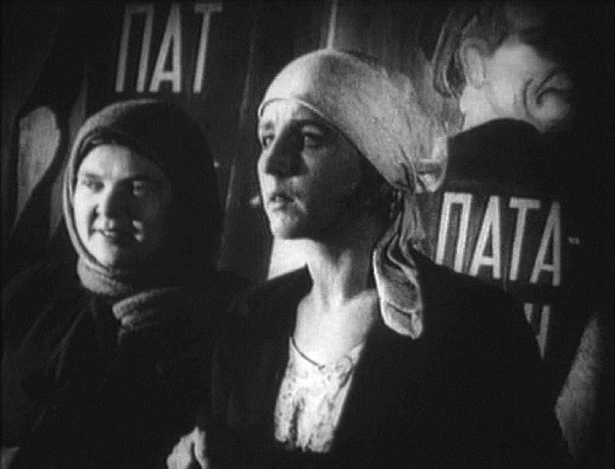 Кадр из фильма «Она защищает Родину» (1943)