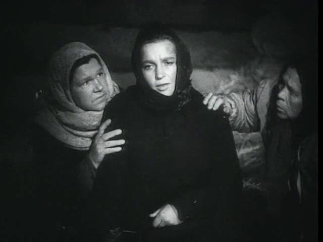 Кадр из фильма «Она защищает Родину» (1943)