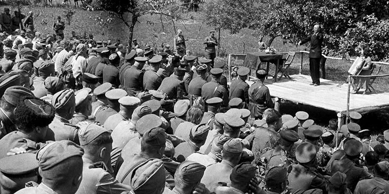 Артист оперетты С. Кулаков выступает перед фронтовиками. Фото Б. Игнатовича. 1943–1944 годы. Главархив Москвы