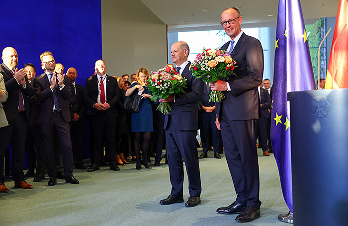    Олаф Шольц передает полномочия своему преемнику Фридриху Мерцу.REUTERS/Fabrizio Bensch