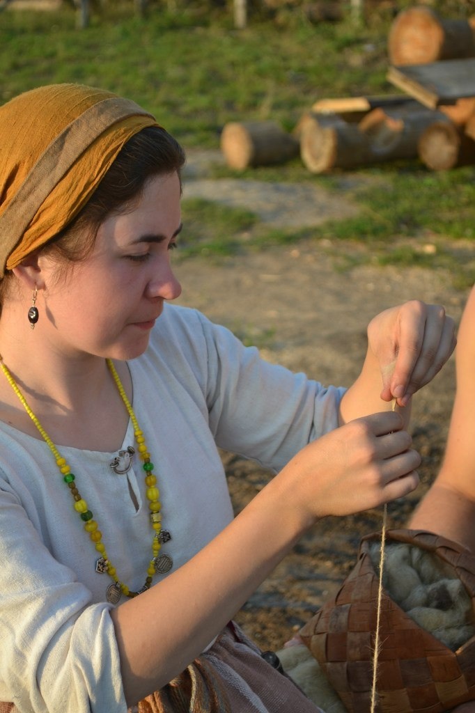 Пряду на подвесном веретене, в лукошке - собачья вычесанная шерсть