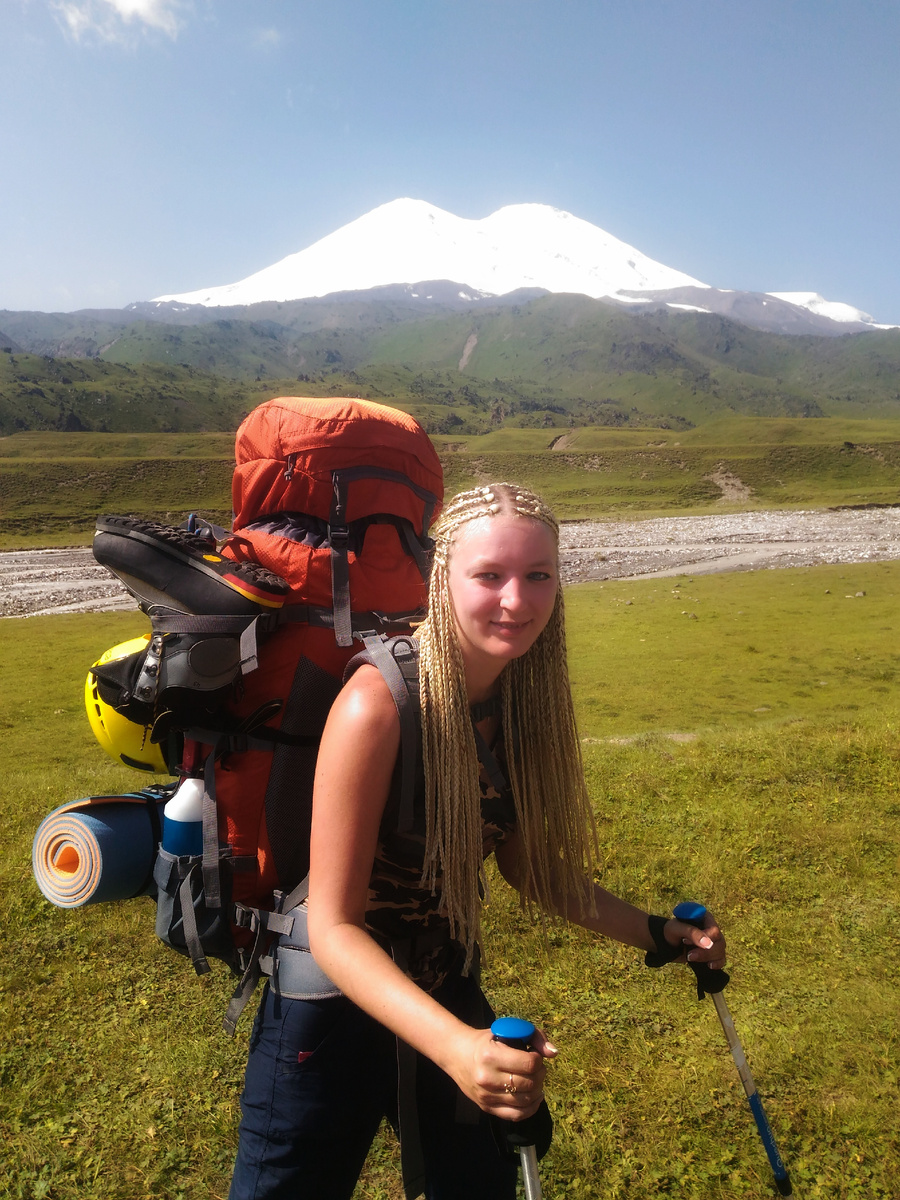 Я на фоне Эльбруса. Самой высокой горы Евразии. Высота 5642 м.