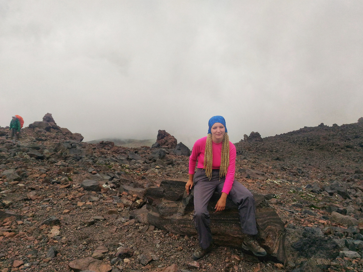 В высоких горах обычно так. Растительности нет, одни камни.