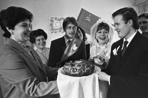    Безалкогольная свадьба в поселке Уптар около Магадана, 10 октября 1985 года. Фото: Виталий Данильченко / ТАСС