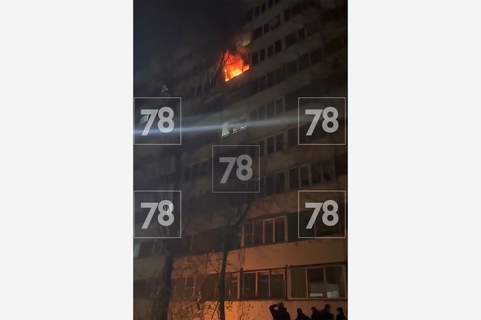 Горящая квартира в доме на Ленинградской улице во Всеволожске. Кадр: 78.ru