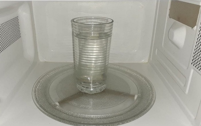 Зачем ставить стакан с водой в микроволновку: 8 лайфхаков, которые приведут в восторг даже бывалых хозяек