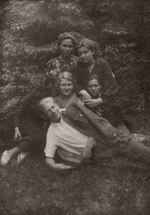 Первокурсники на практике за несколько дней до войны. В центре – В.Н. Виноградов. 1941 г.