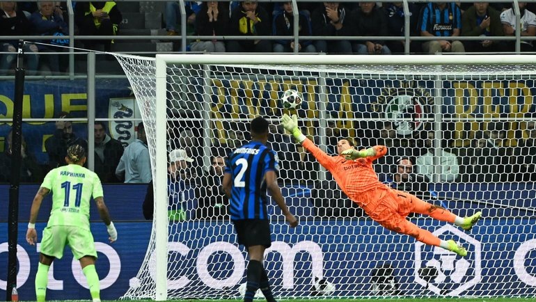    Вратарь «Интера» Янн Зоммер отбивает удар в ответном матче 1/2 финала Лиги чемпионов против «Барселоны». AFP