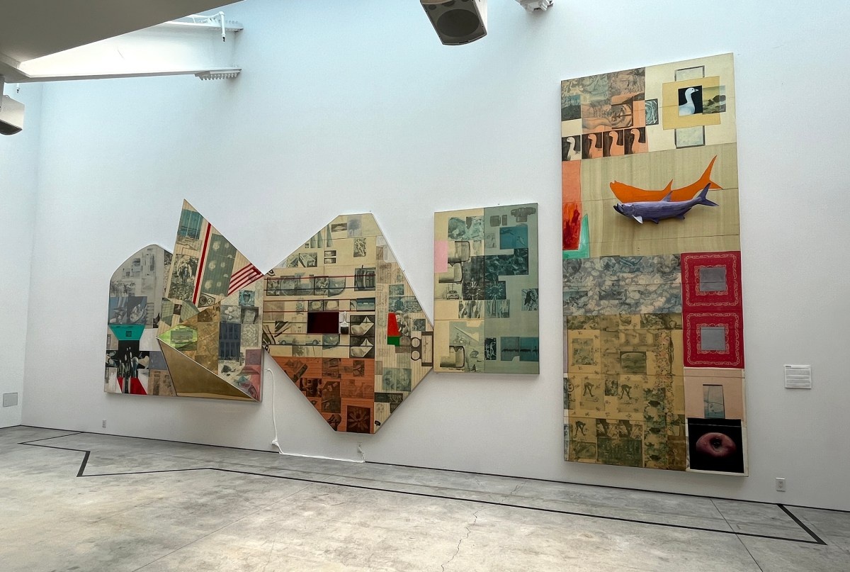 Роберт Раушенберг, «Ствол барвинка» (1979–1980), перенос краски на основе растворителя, акриловая краска, гипс, гелевый медиум, шелк и различные ткани, зеркальное оргстекло, дерево, пластик, расческа и кисть художника на пяти фигурных деревянных панелях с электрическим освещением.