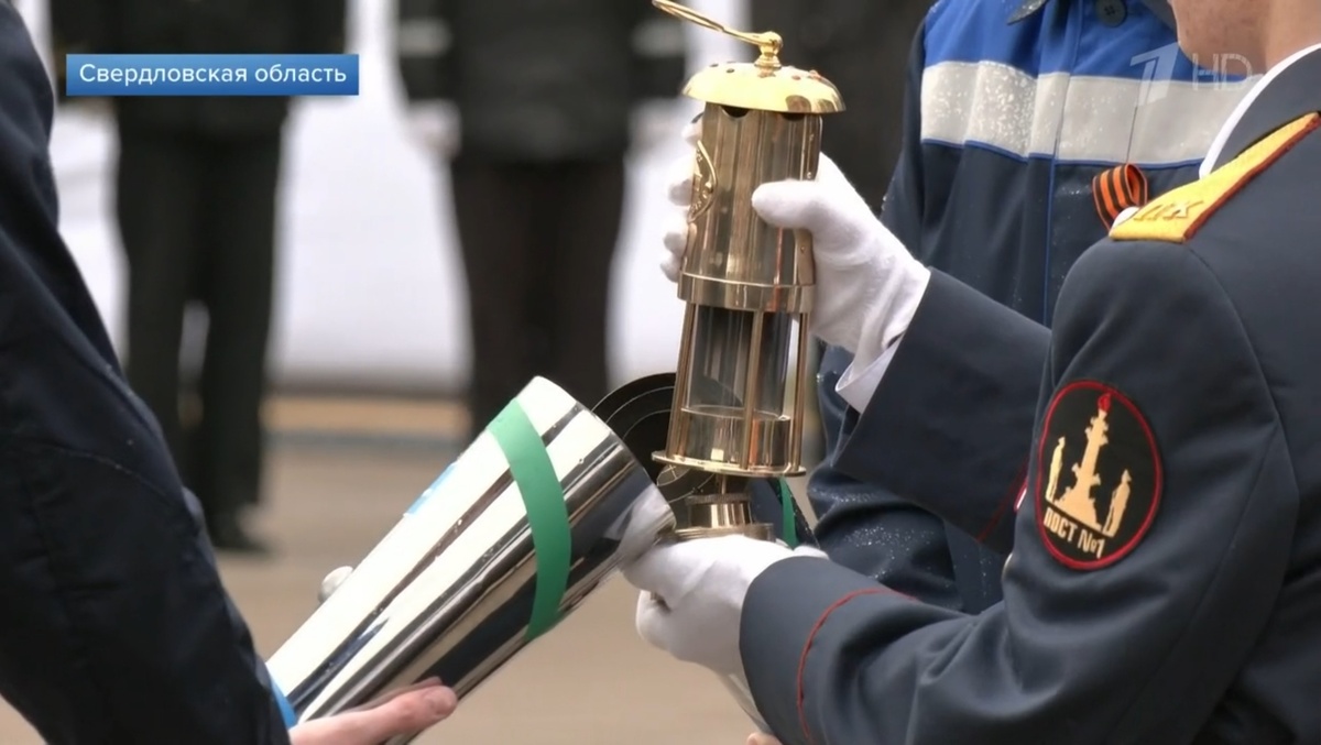 Доставив к месту назначения, Вечным огнём от лампадок зажигают факелы. Источник фото: 1tv.ru