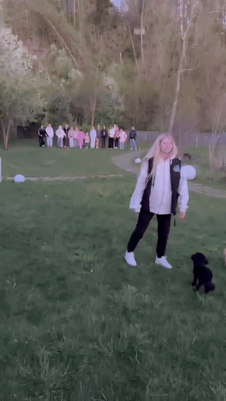 Саша играет с детьми в игру "Замри" после тренировки