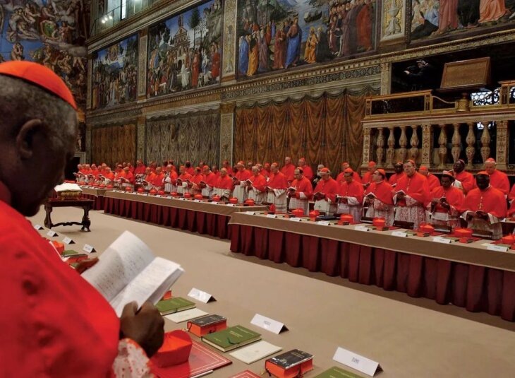     Конклав кардиналов в Сикстинской капелле Ватикана. Источник: britannica.com.