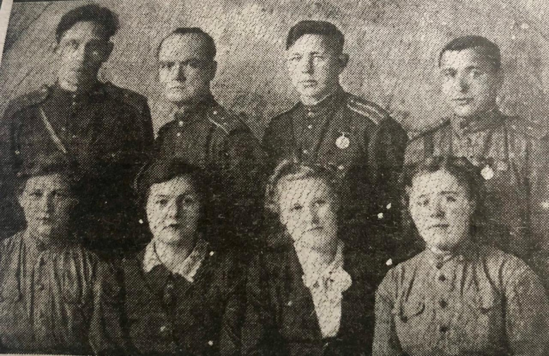 Фото из личного архива семьи. Екатерина Федоровна Воронкова – крайняя слева.