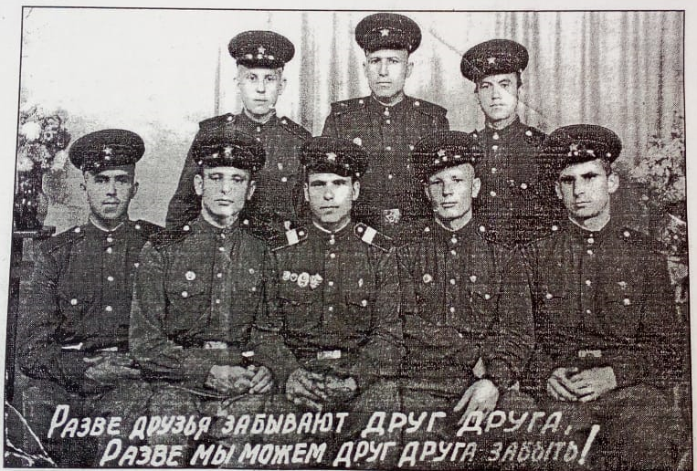 Дедушка посередине в верхнем ряду с сослуживцами.