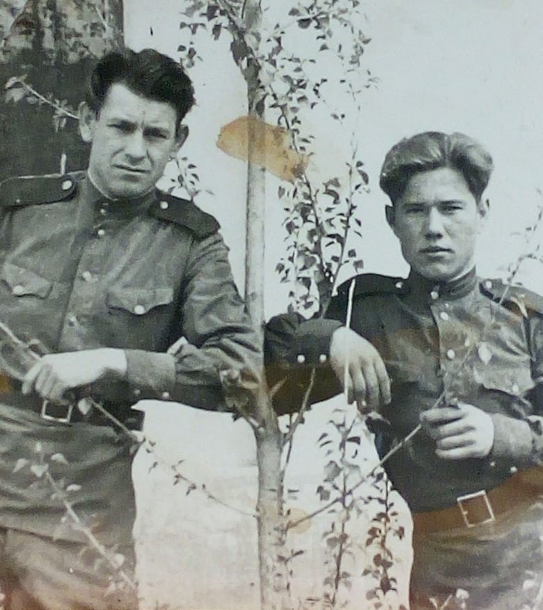 Юрченко Иван Степанович (слева) с фронтовым товарищем 