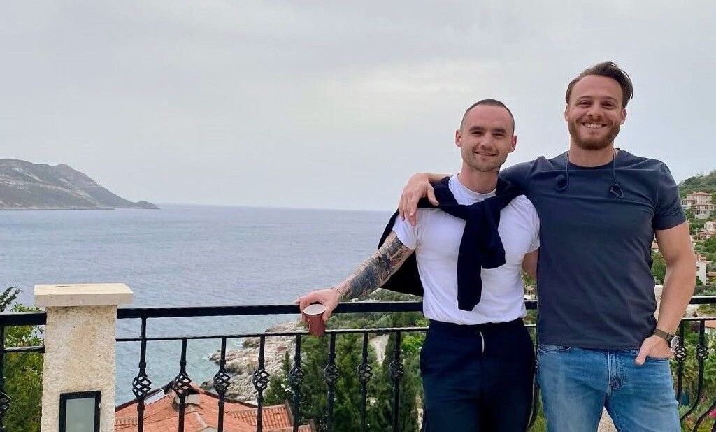 Керем Бюрсин и Фуркан Окуш в Каше, апрель 2024 г. Источник - телеграм-канал thebursin_yup