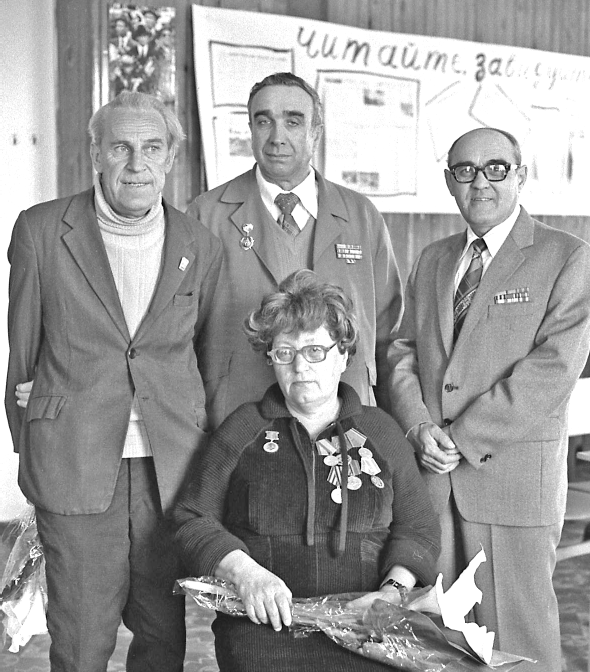 На этой фотографии последние ветераны-фронтовики «Советского Сахалина». Они ушли на пенсию в 1980 – 1990-е. Старший корреспондент отдела писем и рабселькоров Ольга Игошина, 
 выпускающий Ациб Эйсуль (слева), художник-ретушёр Николай Сухоруков (в центре) и заместитель редактора Константин Грозин.