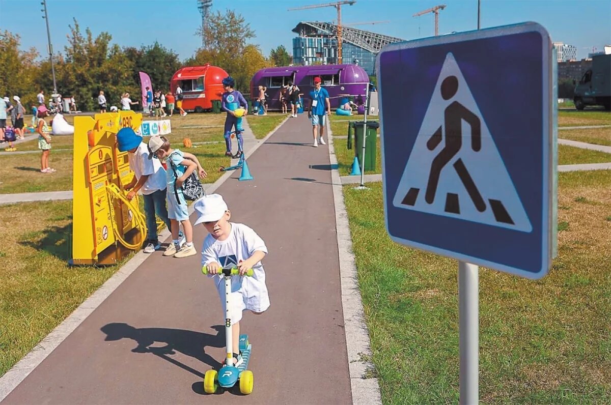    Детям обязательно надо объяснять Правила дорожного движения.