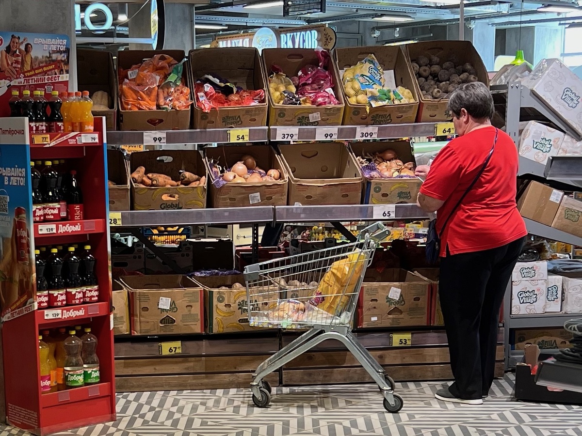 Овощной отдел ближайшей ко мне Пятерочки, где я делаю замеры цен. Морковка по 99,99 уже не удивляет