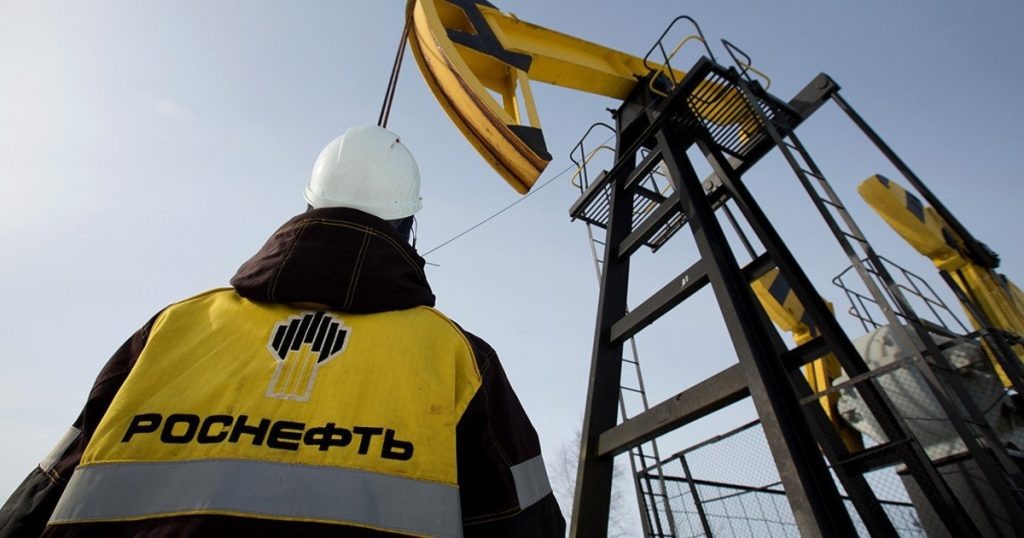 Роснефть является крупнейшим поставщиком нефти на рынок Индии, имеет там несколько НПЗ, включая такие крупные, как Vadinar и  Nayara, а также крупную сеть АЗС под брендом EOL  