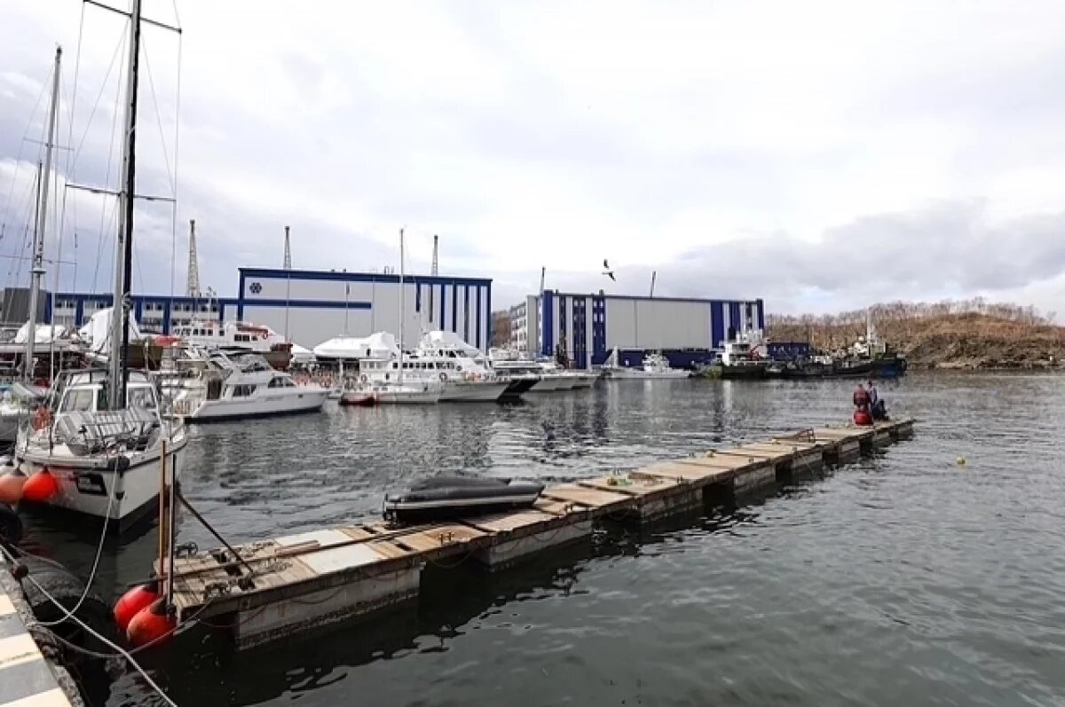    Выставление первого понтона в акватории яхтенного порта