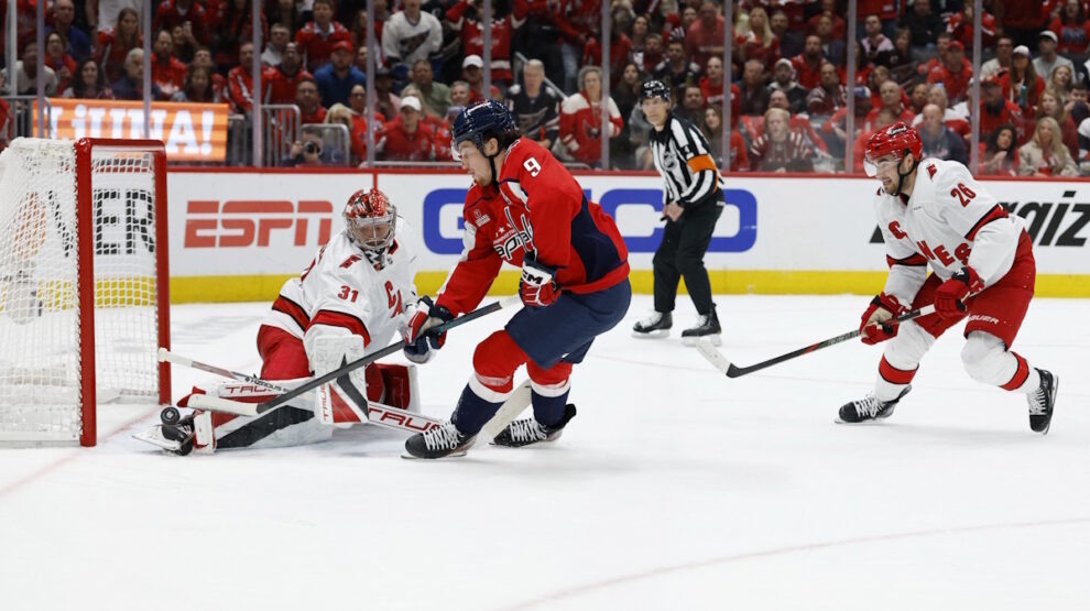    «Вашингтон» и «Каролина» сыграли в ночь на 7 мая 2025 года первый матч серии Кубка Стэнли. Фото: REUTERS