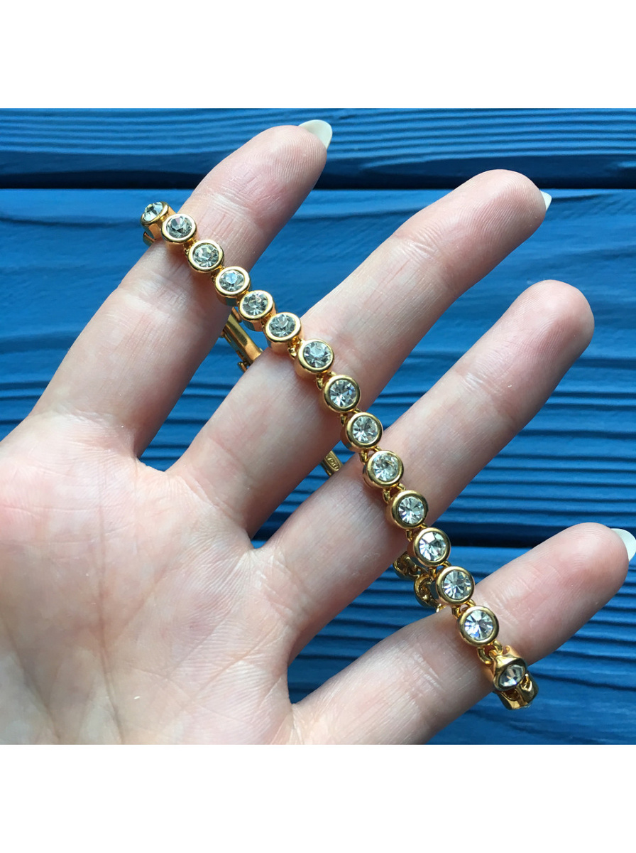 В галерее также есть фото подобной коробочки, в которой лежал браслетик.