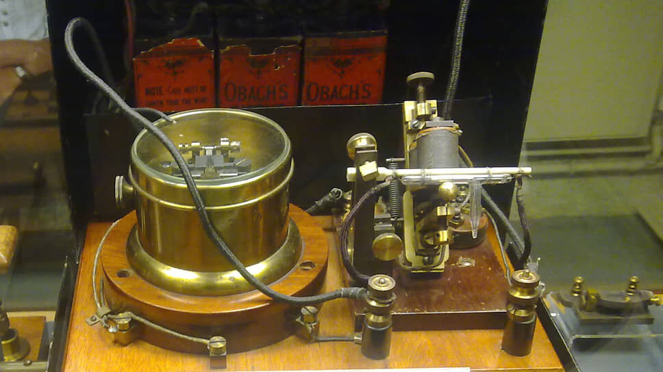 Когерерный приемник Гульельмо Маркони 1896 года в Оксфордском музее истории науки.📷Фото: OzeyeDerived / wikimedia.org